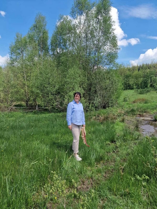 Photo de Christelle Anselme dans le pré des sources